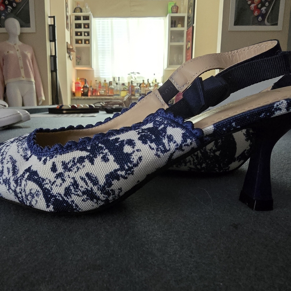 Elegant Navy and Cream Women's Slingback Shoes - Picture 7 of 7